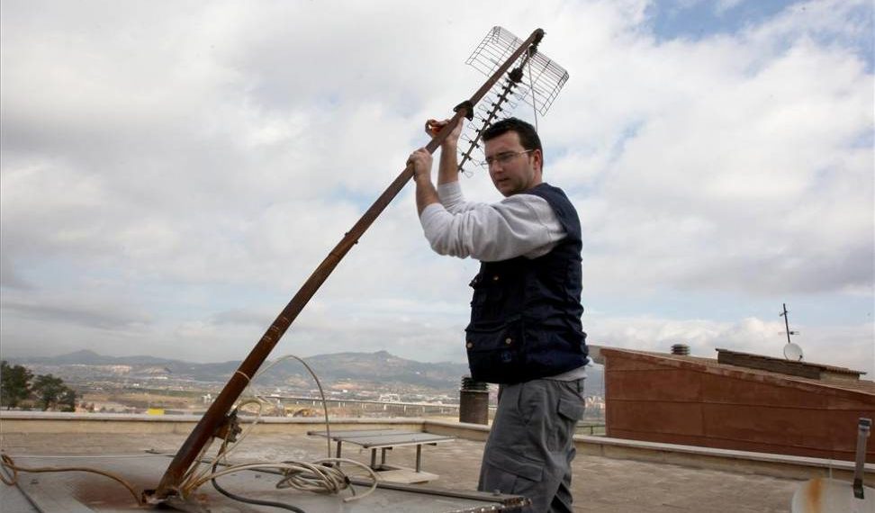 Instalação de antenas dígitais uhf e satélite banda c ou banda&nbsp;ku.